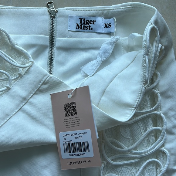 NWT Tiger Mist Carys White Garter Skirt with lace up detail - Picture 4 of 10